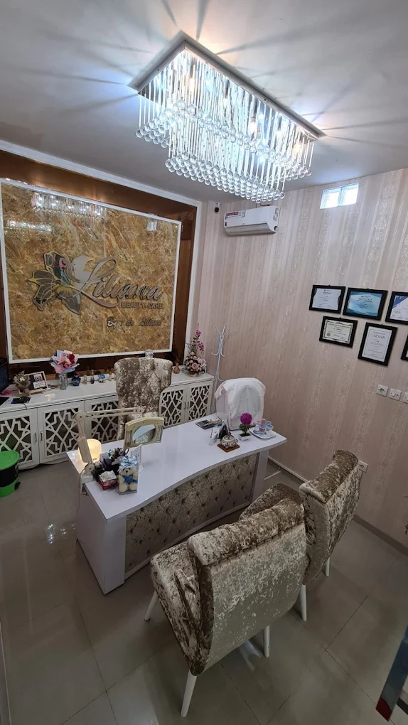 Dinding sertifikat dan penghargaan Liliana Beauty Care